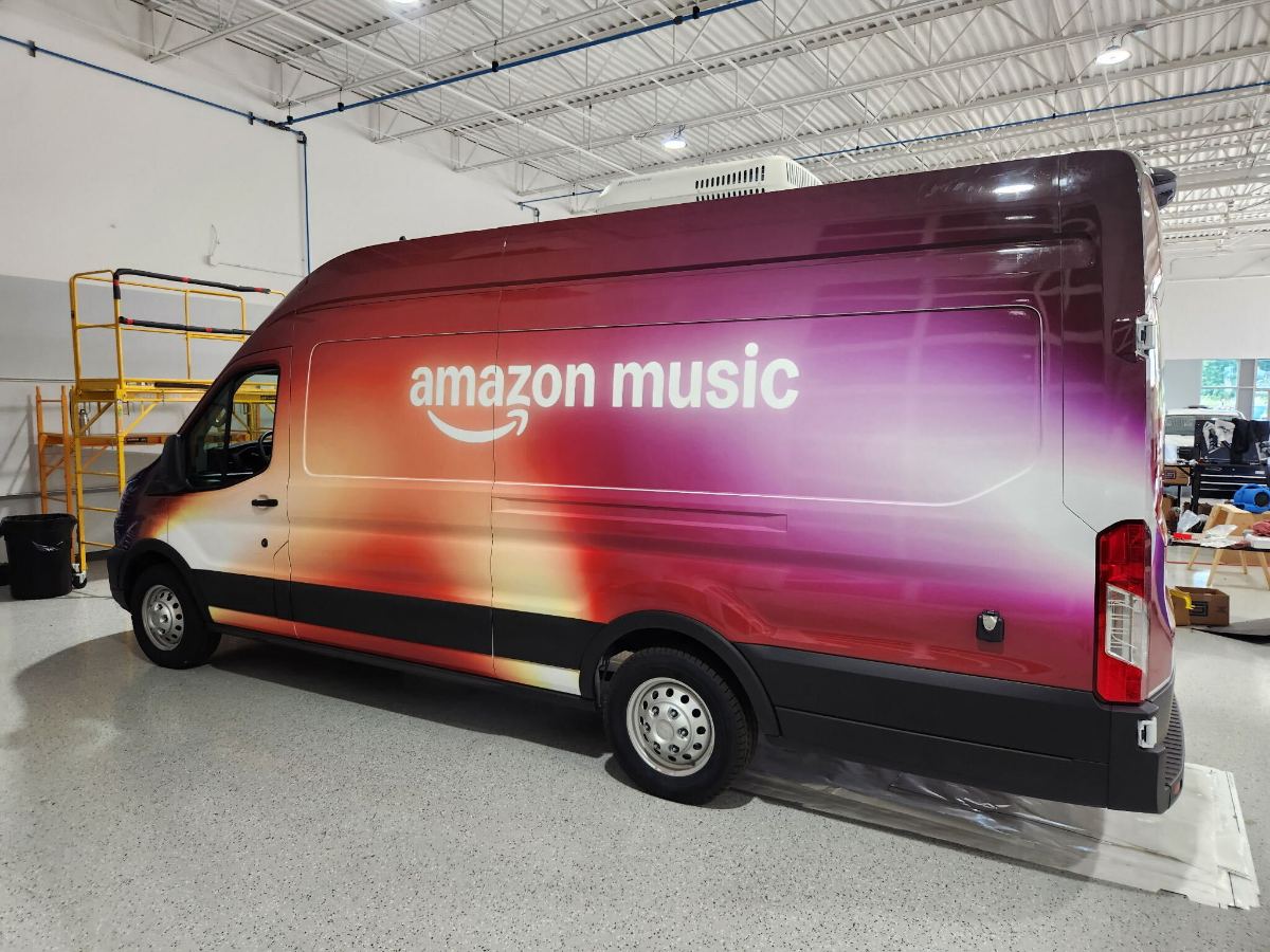 Long-wheelbase van with full-length side graphics